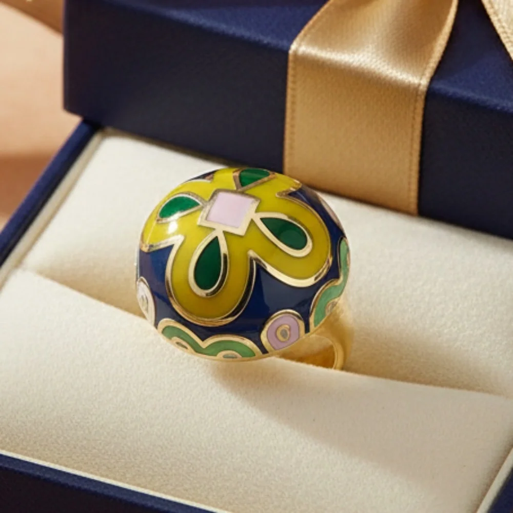 Womens Avant-Garde Dome Gold Tone‎ Cocktail Ring Size 8.5